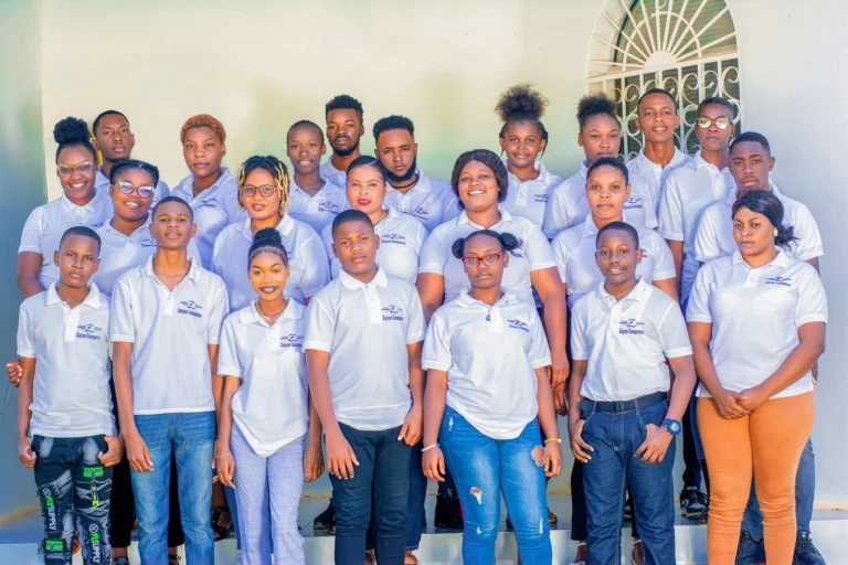 Groupe d’étudiants en polo Zayan réunis dans la cour