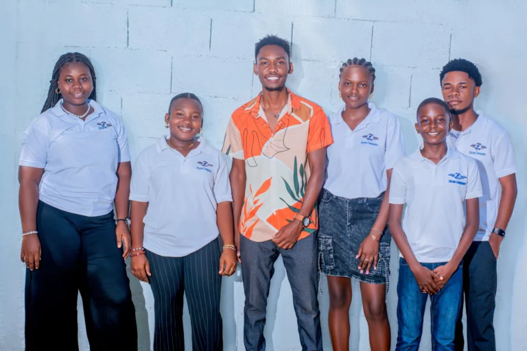 Groupe en polo Zayan devant un mur blanc