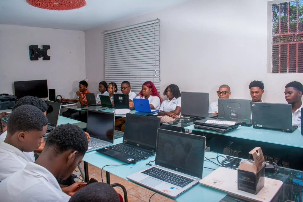 Étudiants au travail sur des ordinateurs portables dans la salle informatique